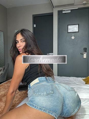 Girl Felina Coinvolgente  Brindisi