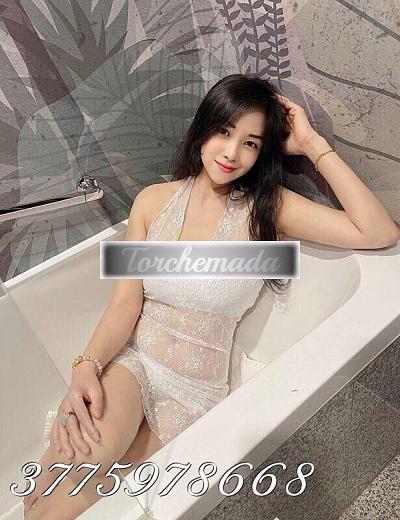 Girl Cinesina porcellina  Venezia