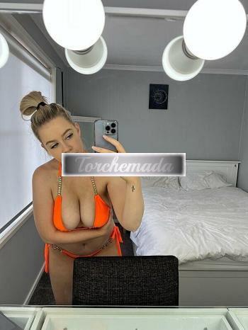 Girl Bellissima Coinvolgente  Brindisi