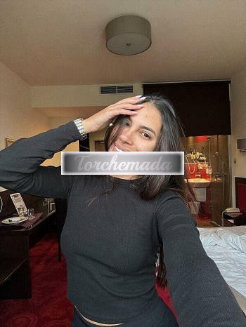 Girl Felina Coinvolgente  Brindisi