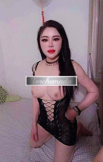 Girl Orientali giovani e maiale  Como