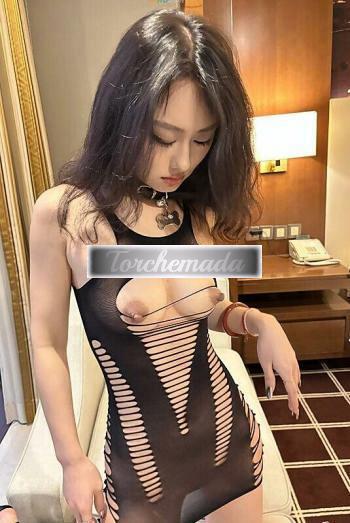 Girl Coreana che lucida cazzi  Latina
