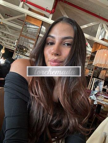 Girl Felina Coinvolgente  Brindisi